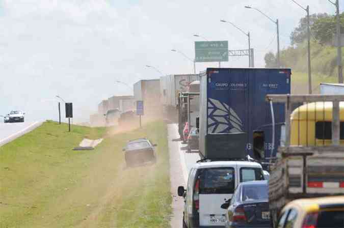 As filas de caminhões foram vistas em diversos trechos da Rodovia Fernão Dias, desde domingo(foto: Gladyston Rodrigues/EM/D.A Press )