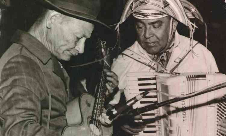  Z Coco do Riacho toca viola e Gonzago toca sanfona