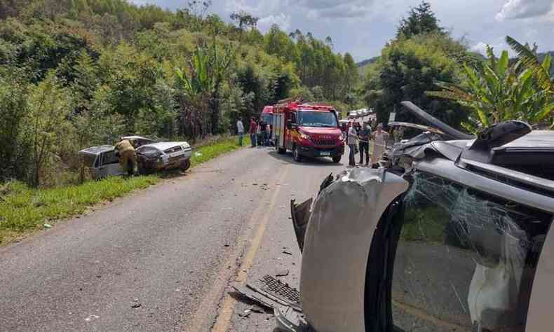 Carros batidos capotados em estrada rodovia AMG-420 entre Senhora dos Remdios e Barbacena