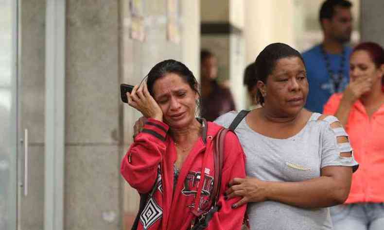 Valdirene Amaral (esquerda) e Maria do Carmo Ribeiro de Souza passaram o dia rezando por boas notcias de parentes internados no Hospital Joo XXIII (foto: Edsio Ferreira/EM/D.A PRESS)