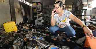 A diretora Soraia Aparecida Ferreira da Silva, de 51 anos, chora ao ver a destruio(foto: Beto Novaes/EM/DA Press)
