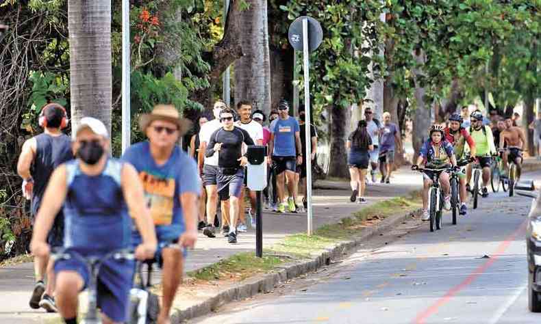 Na Pampulha, muitas pessoas faziam caminhadas ou pedalavam sem o uso de mscaras(foto: GLADYSTON RODRIGUES/EM/D.A PRESS)