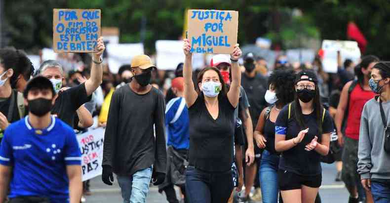 Torcedores foram para as ruas protestar contra o racismo, lembrando o caso do menino Miguel(foto: TULIO SANTOS/EM/D.A. PRESS)