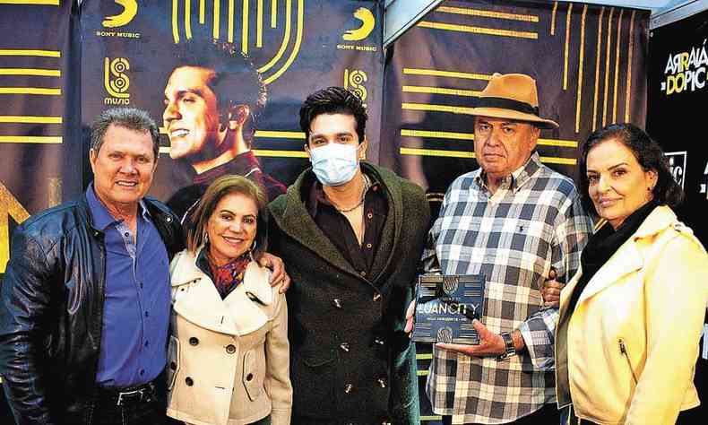 Na foto, o casal Wilson Alvarenga e Lucinha com o cantor Luan Santana, que entrega placa a Antônio Eustáquio Soares, que está ao lado de Moema