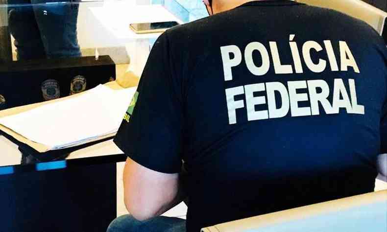 Agente de costas, com camisa com os dizeres 'Polcia Federal'
