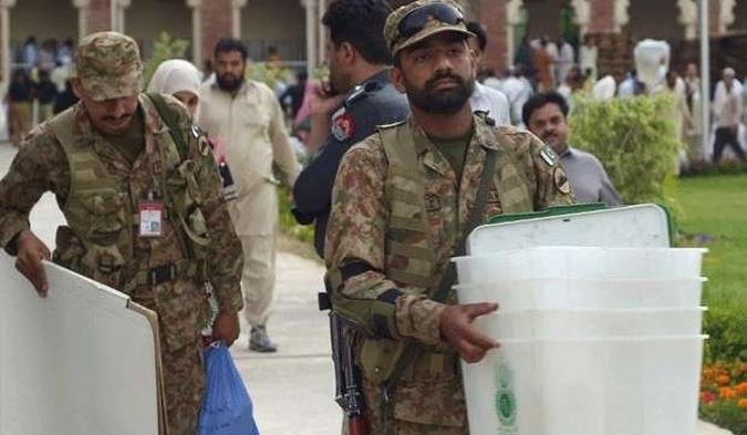 Soldados paquistaneses carregam urnas eleitorais em Rawalpindi, no Paquist�o(foto: FAROOQ NAEEM / AFP)