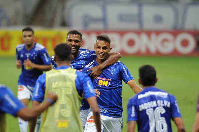 Welinton marcou o gol de empate e evitou derrota do Cruzeiro com um jogador a menos(foto: Alexandre Guzanshe/EM/D. A Press)