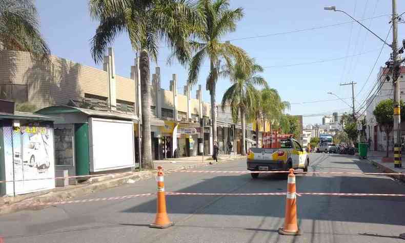 Equipes trabalhando no local do acidente 