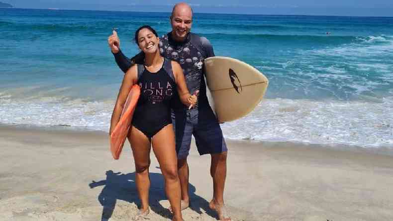 Michele e o marido na nova vida em Maresias: 'compramos um flat pertinho do canto da praia que a gente gosta'(foto: Arquivo pessoal)