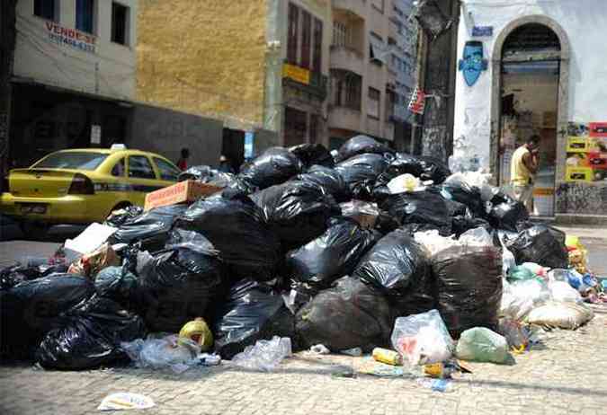Ruas do Centro do Rio de Janeiro amanheceram cobertas de lixo(foto: Tomaz Silva/Agncia Brasil)