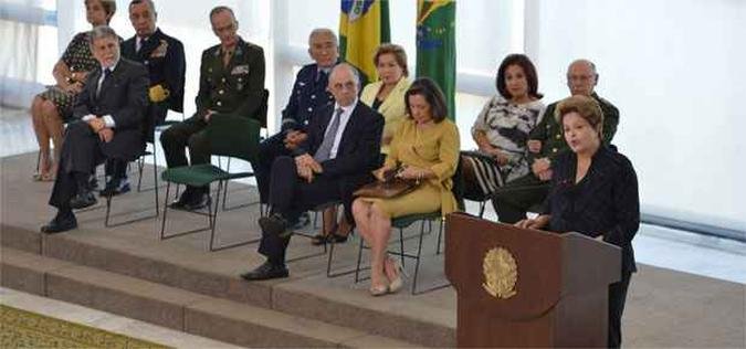 A presidente Dilma Rousseff, participa de cerimônia de apresentação de oficiais-generais promovidos, no Palácio do Planalto (foto: Valter Campanato/ABr) A presidente Dilma Rousseff, participa de cerimônia de apresentação de oficiais-generais promovidos, no Palácio do Planalto (foto: Valter Campanato/ABr)