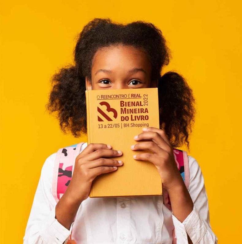 Crian�a negra segurando um livro