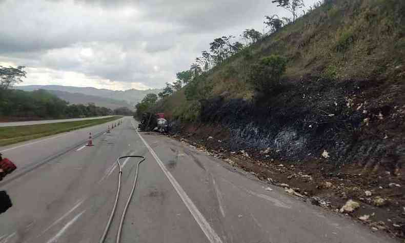 Acidente com carreta em trecho da rodovia BR-262, em Minas Gerais