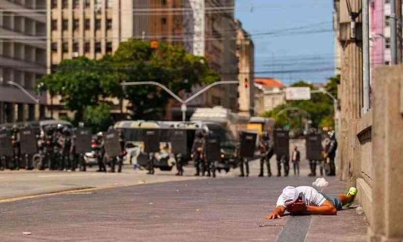 Ferido pela Polcia em protesto contra Bolsonaro, manifestante cai ao cho(foto: Hugo Muniz/Mdoa Ninja)