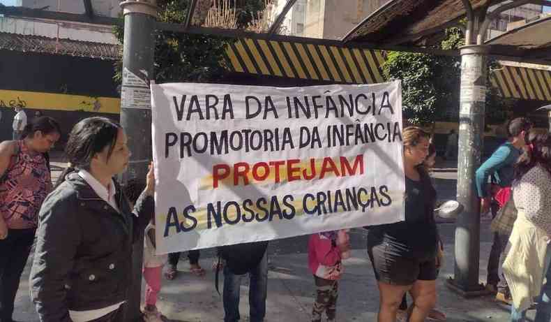 Manifestantes segurando faixa escrito 'Vara da Infância, Promotoria da Infância, protejam as nossas crianças%u201D.