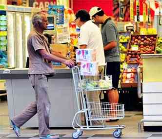 Aumenta preferncia por supermercados menores s grandes redes (foto: Alexandre Guzanshe/EM/D.A Press)