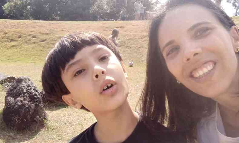 Erika e seu filho Miguel, de sete anos, ao ar livre 