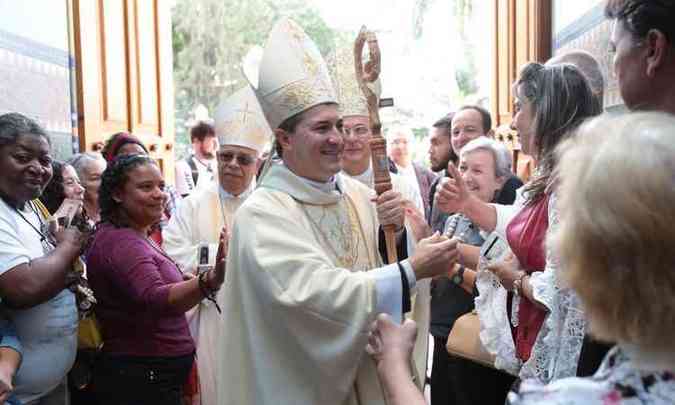 Dom Vicente foi recebido com alegria pelas centenas de fiis (foto: Arquidiocese de Belo Horizonte/Divulgao )