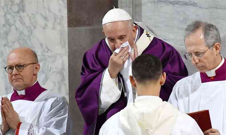 O Papa Francisco foi visto assoando o nariz e tossindo durante o culto na quarta-feira de cinzas, e sua voz soou rouca(foto: AFP / Alberto PIZZOLI)