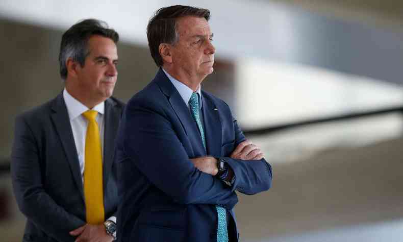 Jair Bolsonaro acompanhado de Ciro Nogueira, ministro chefe da Casa Civil durante sua gesto 