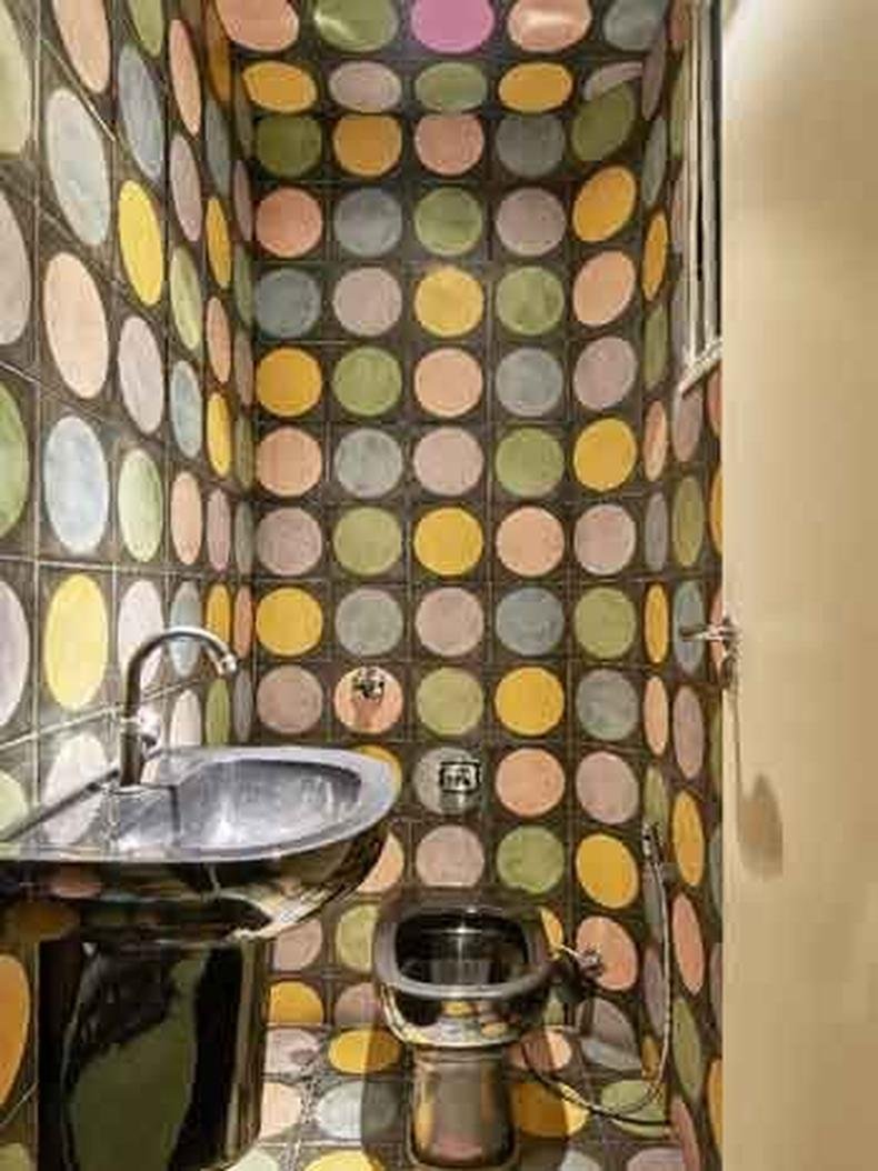 Quem n�o tem medo de ousar, pode se inspirar no lavabo com o mesmo revestimento do ch�o ao teto(foto: Jomar Bragan�a/Divulga��o)