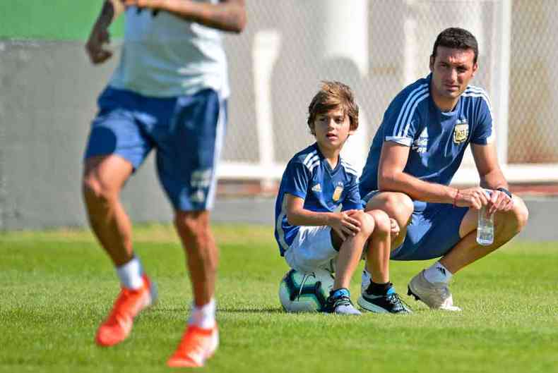 O tcnico Lionel Scaloni dirigiu o treino dos reservas argentinos ao lado do filho, no CT do Fluminense, no Rio(foto: Carl de Souza/AFP)