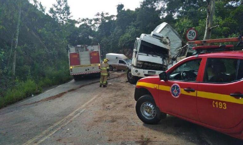 batida entre carro e caminho na mg 129