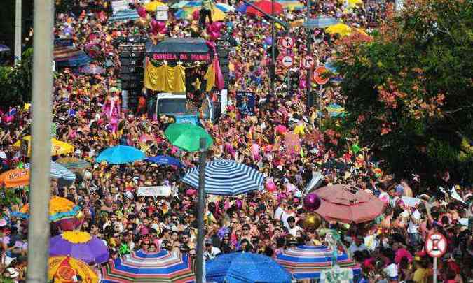 Blocos levaram milhares de pessoas s ruas de Belo Horizonte na folia de 2017(foto: Alexandre Guzanshe/EM/D.A Press)