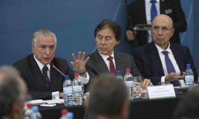 - O presidente Michel Temer, o presidente do Senado, Eunício Oliveira, e o ministro Henrique Meirelles, da Fazenda, em reunião plenária do Conselho de Desenvolvimento Econômico e Social(foto: Antonio Cruz/ Agência Brasil) - O presidente Michel Temer, o presidente do Senado, Eunício Oliveira, e o ministro Henrique Meirelles, da Fazenda, em reunião plenária do Conselho de Desenvolvimento Econômico e Social(foto: Antonio Cruz/ Agência Brasil)