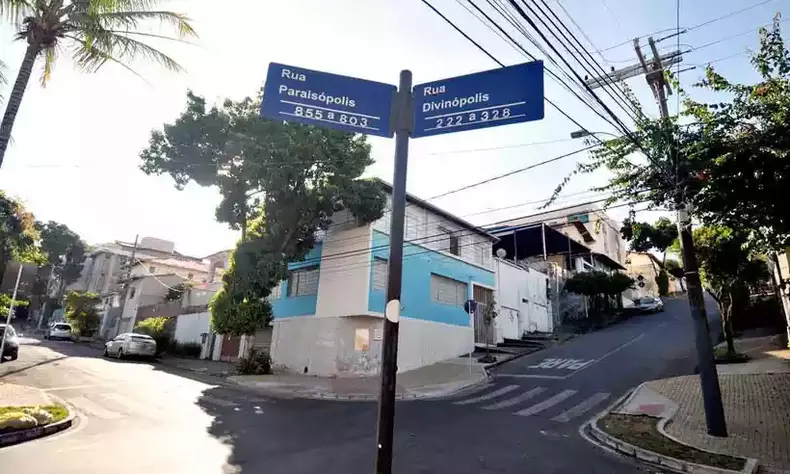 Esquina das ruas Divinpolis e Paraispolis, em Santa Tereza