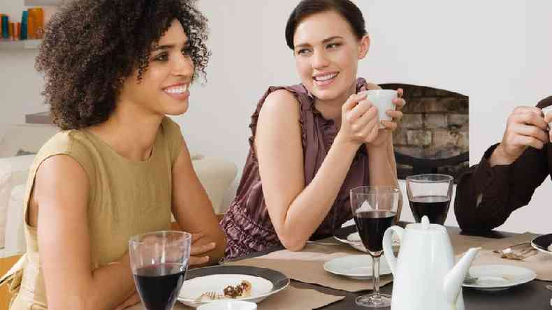 mulheres tomando vinho