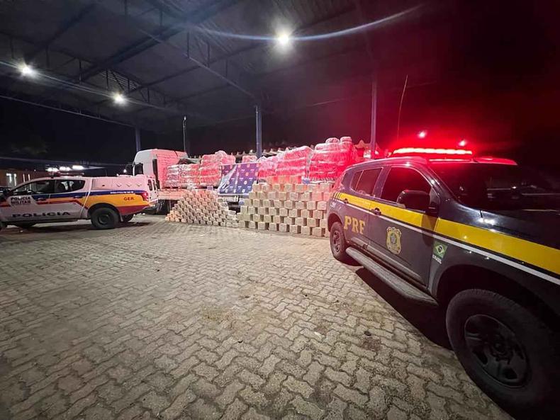 Viaturas da Polcia Rodoviria federal e Polcia Militar  frente de carreta apreendida com mais de 1 tonelada de cocana carga estava sendo levada de So Paulo Para Salvador posto de Montes Claros BR-135