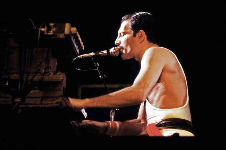 Freddie Mercury ao piano
