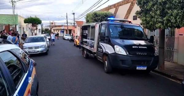 Polícia procura travesti suspeita de matar homem estrangulado com toalha - Estado de Minas