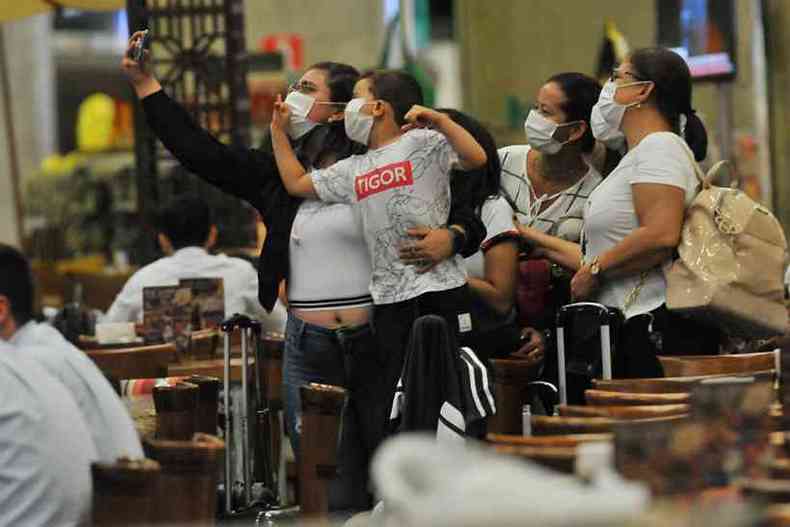 Passageiros usam mscaras no Aeroporto de Confins como preveno ao coronavrus(foto: Marcos Vieira/EM/D.A Press )