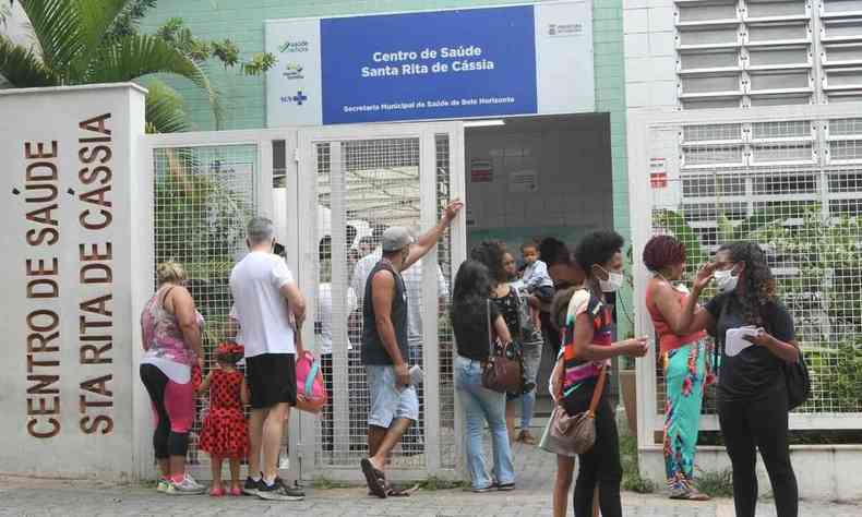 Na foto, pais e crianas aguardam vacinao, em fila, no Centro de Sade Santa Rita de Cssia, na rua Cristina , 961, bairro So Pedro