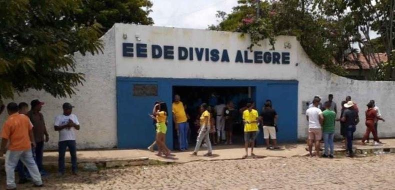 Faixada da Escola Estadual de Divisa Alegre