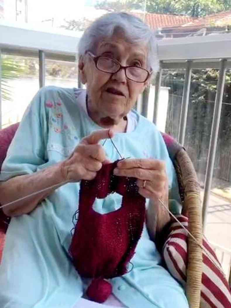 Voluntria Helena Orsini Nunes de Lima, de 102 anos que passa os seus dias tricotando um gorro