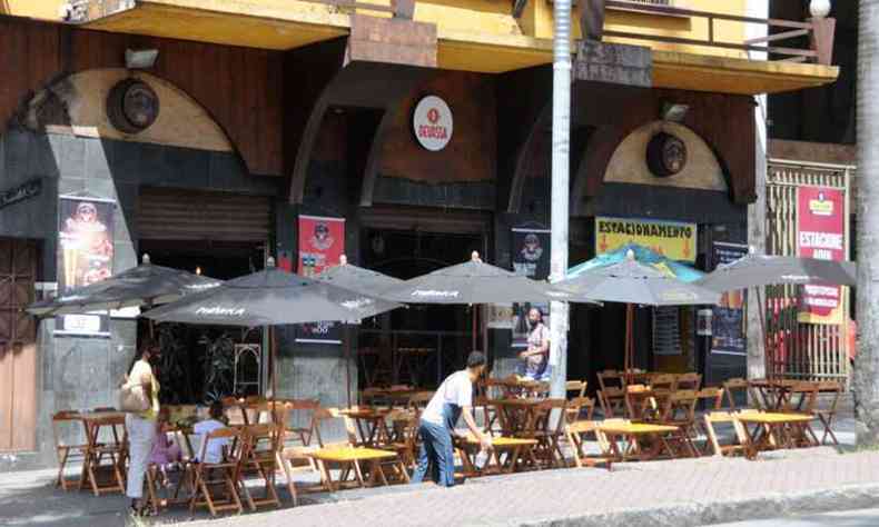 Com permisso para abrir at as 16h, tradicionais bares da Avenida Amazonas ficaram vazios ontem, situao que se repetiu em outras regies da cidade(foto: Juarez Rodrigues/EM/D.A Press)