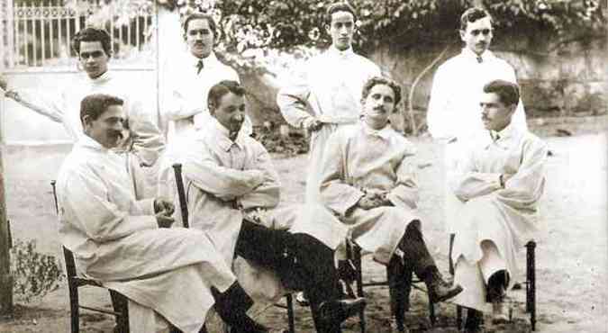 Ezequiel Dias e Octvio de Magalhes (sentados, ao centro) com outros pesquisadores da filial do Instituto Oswaldo Cruz na capital, em 1917, que mais tarde se tornaria o Instituto Ezequiel Dias(foto: Funed/Divulgao)