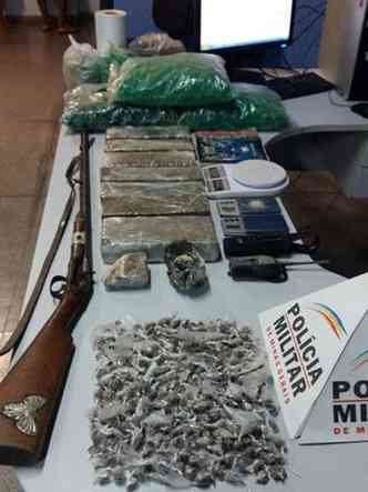 Drogas e arma estava com os dois suspeitos presos(foto: PMMG/Divulgao)