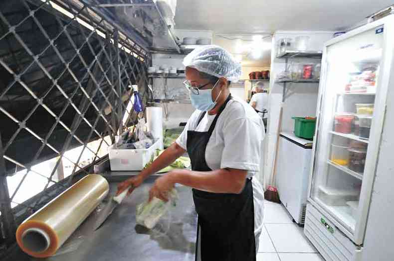 Ex-auxiliar de limpeza, Mislene Rosa retornou ao mercado como assistente de cozinha em casa que decidiu investir no cardpio e nas entregas