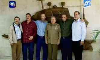 Raul Castro posa com presos cubanos libertados pelos Estados Unidos(foto: Reuters)