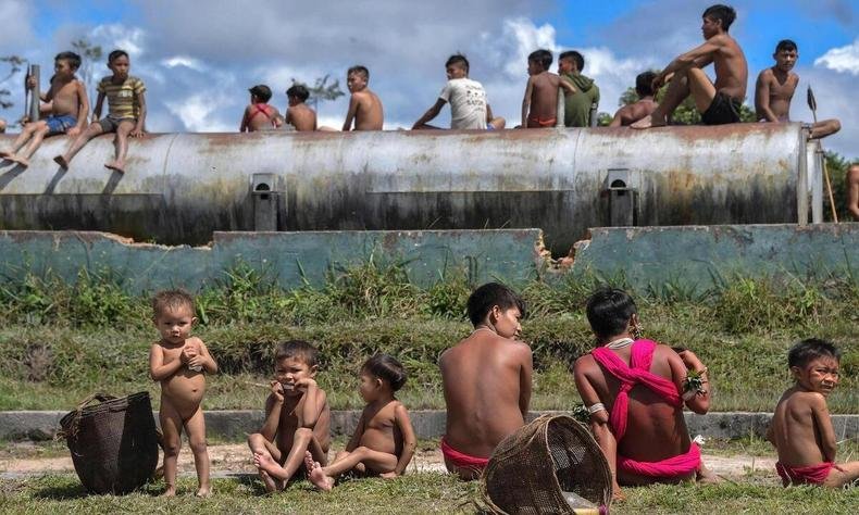 Diante da crise humanitária, o Conselho Indígena de Roraima (CIR) enviou ofícios para saber informações sobre as crianças em instituições públicas ou em fase de adoção(foto: Nelson Almeida/AFP) Crianças yanomamis de várias idades; algumas conversam entre si
