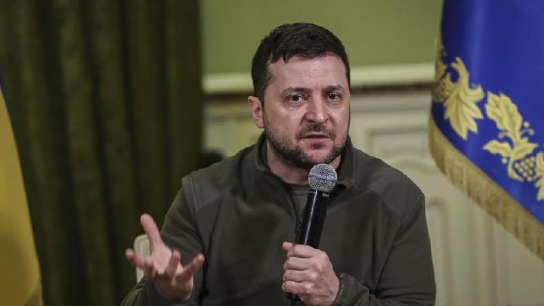 O presidente Volodymyr Zelensky conclamou a população a resistir à invasão russa(foto: Emin Sansar/Anadolu Agency via Getty Imy via Getty) Volodymyr Zelensky