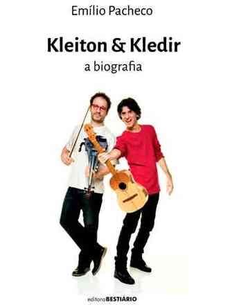 Kleiton e Kledir seguram violo e violino na capa do livro Kleiton e Kledir - Biografia 