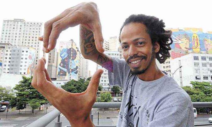 Davi Melo Santos, autor de um dos novos murais, diz que a ideia de sua obra (acima) foi representar um abraço contra o preconceito entre a Europa e a África (foto: Jair Amaral/EM/D.A Press) Davi Melo Santos, autor de um dos novos murais, diz que a ideia de sua obra (acima) foi representar um abraço contra o preconceito entre a Europa e a África (foto: Jair Amaral/EM/D.A Press)