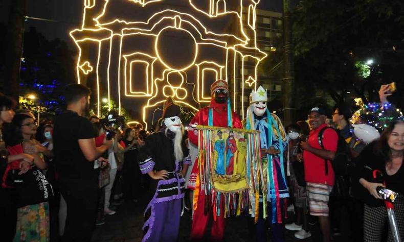Grupo de congado se apresenta na Praa da Liberdade