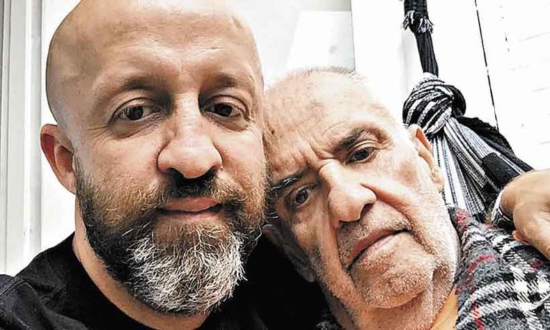Carpinejar ao lado do pai, Carlos Nejar: escritor vê Tudo é família como redesenho dos laços afetivos(foto: ARQUIVO PESSOAL) Carpinejar ao lado do pai, Carlos Nejar: escritor vê Tudo é família como redesenho dos laços afetivos(foto: ARQUIVO PESSOAL)