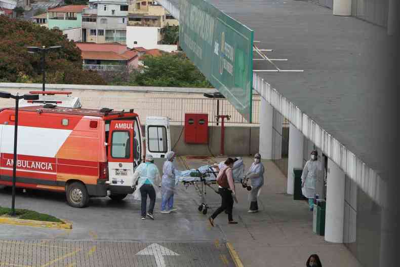 Paciente em ambulncia na porta do hospital